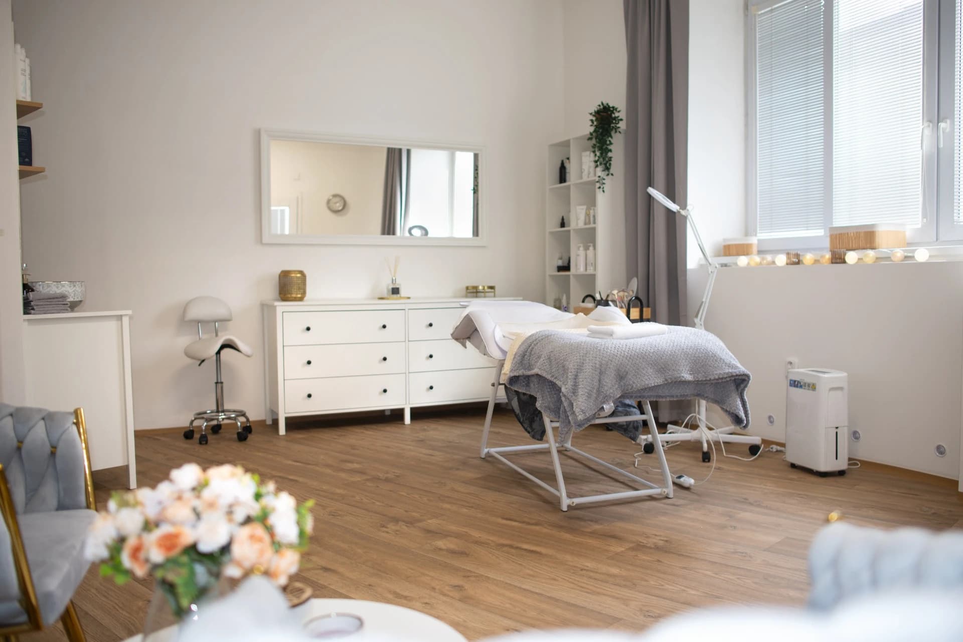 Interiér kosmetického salonu Eleven Cosmetic v Písku — relaxační prostor s ošetřujícím lehátkem